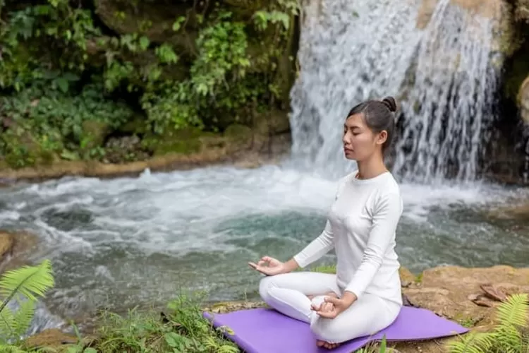Ilustrasi-perempuan-yang-sedang-latihan-mindfulness-3914511056